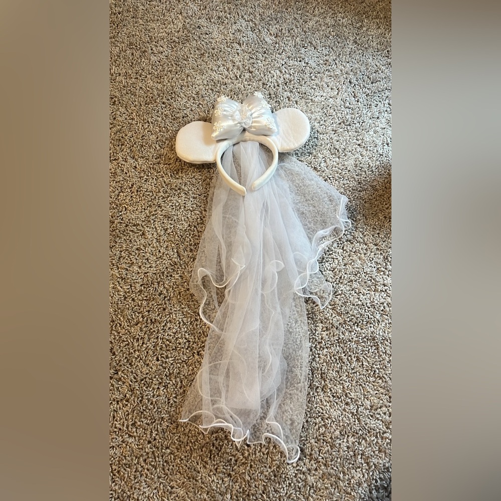 Minnie Mouse bride ears